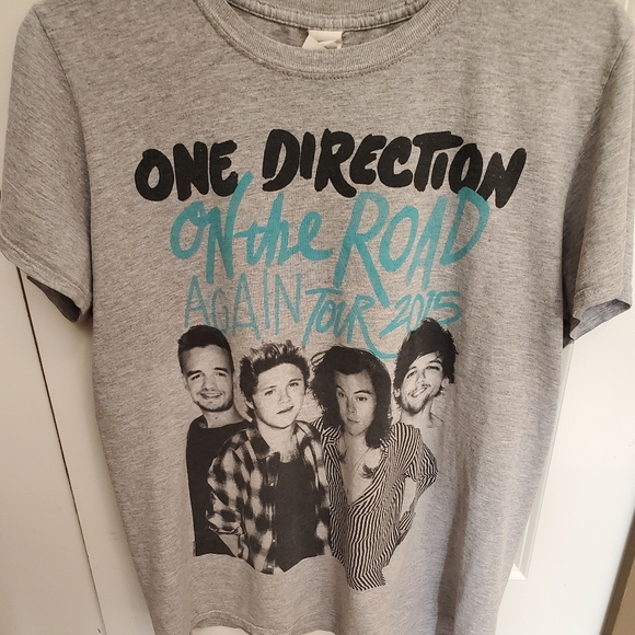 **SOLD** One Direction 2015 concert t-shirt - Picture 1 of 2